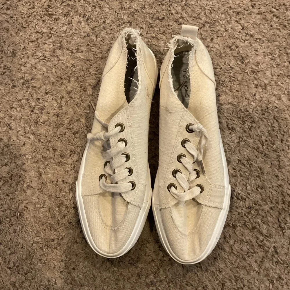 Cream Casual Sneakers Maurice’s - Picture 1 of 4